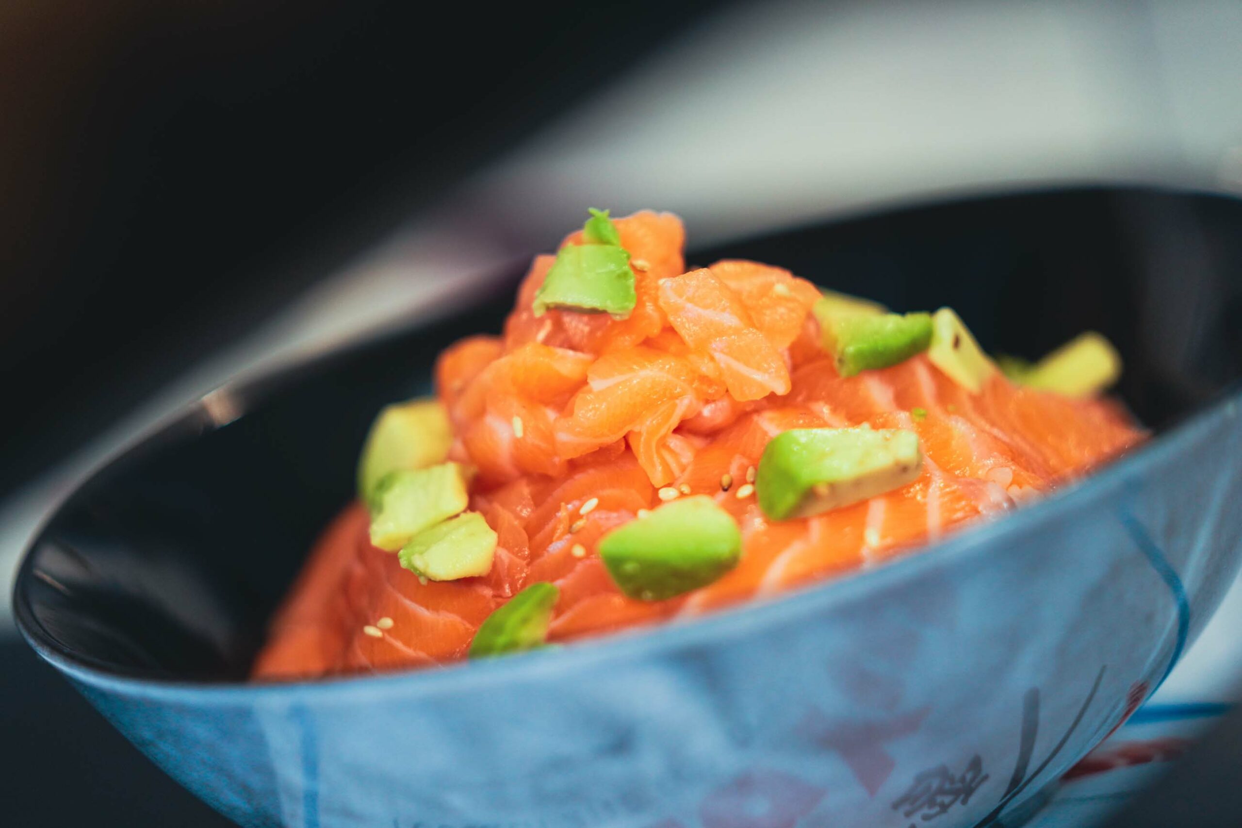 saumon-poke-bowl-konayuki-restaurant-traditionnel-japonais-sushis-maitre-sushis-tignes-73320